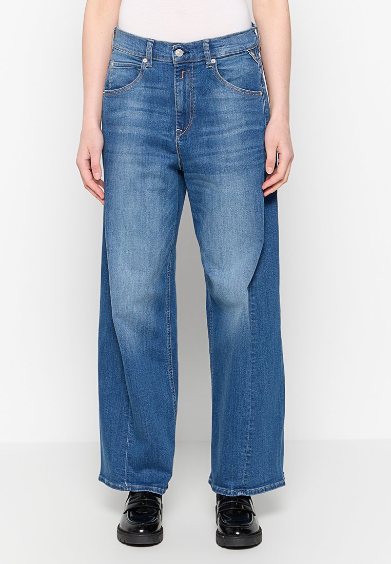 Weite Jeanshose in Mittelblau mit klassischem Fünf-Taschen-Design, sichtbaren Nähten und lockerer Passform. Glatte Textur.