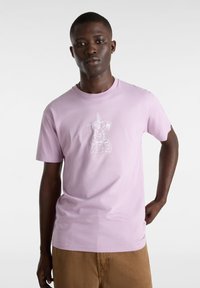 Camiseta de algodón lila claro con un gráfico de un conejo blanco y texto. Manga corta y diseño clásico de cuello redondo.