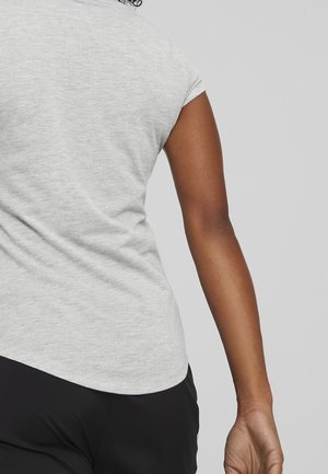 Szara koszulka z krótkim rękawem i zaokrąglonym dołem, wykonana z miękkiego, teksturowanego materiału. Design charakteryzuje się minimalnym przeszyciem i luźnym krojem.
