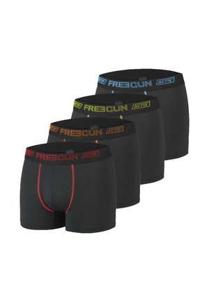 Quatre paires de boxers noirs avec des ceintures contrastées : bleu, vert, orange et rouge, arborant un logo de marque et des détails de couture.