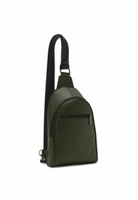 Dunkelgrüner Slingbag aus glattem Kunstleder, mit einer vorderen Reißverschlusstasche und einem strukturierten Logodesign, sowie einem kontrastierenden schwarzen Tragegurt.