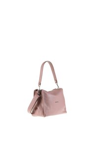 Sac à main en cuir rose avec une finition texturée. Il dispose d'une courte poignée et d'une bandoulière amovible, avec un détail de logo subtil à l'avant.