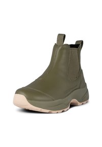 Zielonooliwkowy botek wsuwany na kostkę, wykonany ze skóry, z elastycznym panelem bocznym, teksturowanymi detalami oraz jasnobeżową gumową podeszwą.