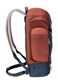 Sac à dos avec un corps en tissu de couleur rouille et des accents bleu marine, des bretelles ajustables et une poche latérale. Texture lisse avec un design durable.