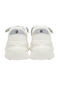 Weißes Sneaker-Modell aus strukturiertem Material, mit silbernen Akzenten und funkelnden Schnürsenkeln. Klobiges Sohlen-Design mit Branding auf der Ferse.