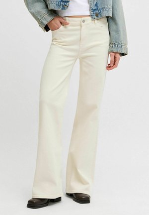 MIT AUSGESTELLTER JXROME - Jean flare - white denim