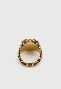 Δαχτυλίδι σε χρυσή απόχρωση με υφή στην επιφάνεια, μικρές κυκλικές λεπτομέρειες, φαρδιά μορφή και ομαλή εσωτερική επιφάνεια.