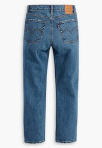 Jeans de mezclilla azul, de pierna recta, con bolsillos traseros, costura arcuada característica, trabillas y una etiqueta de cuero marrón de la marca en la cinturilla.