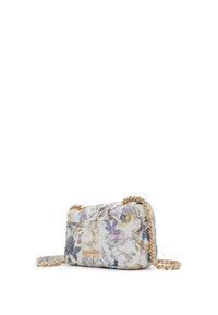 Kabelka s květinovým vzorem a prošívanou strukturou. Má světlé pozadí, zlatý řetěz a přední kapsu s logovou destičkou.