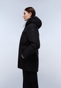 Sort isoleret parka med hætte, der har en frontlynlås, snore, to sidelommer og en let indsnævret taljedesign.