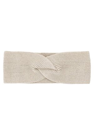 Beige gebreide stoffen hoofdband met een gedraaid knoopontwerp in het midden, plat gelegd tegen een witte achtergrond.