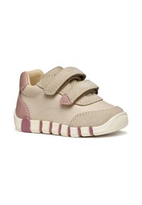 Chaussure en cuir et daim beige avec des accents roses. Bandes Velcro, bout arrondi et semelle en caoutchouc texturée avec des rainures multicolores.