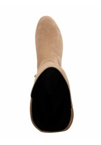 Beige suède enkellaars met een tapse neus, een gladde textuur en een zwarte binnenkant. Voorzien van een zijrits voor gemakkelijke toegang.