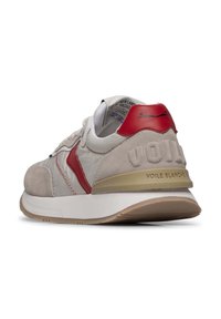 Sneakers con una toma superiore in suede beige e tessuto, dettagli rossi, con la scritta in rilievo "VOILE BLANCHE" sul tallone e suola in gomma marrone chiaro.