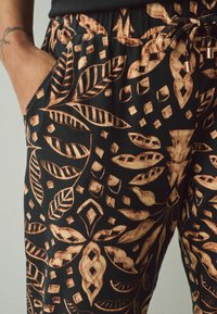 Next REGULAR FIT - Bukser - black leaf print