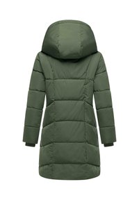 Chaqueta acolchada verde con capucha, que presenta un diseño acolchado, mangas largas y puños de canalé. Textura suave y corte a media longitud.