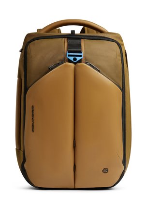 Bruine rugzak met twee voorvakken met rits, zwarte bies, bovenhandvat en een blauw gespdetail aan de bovenkant in het midden.