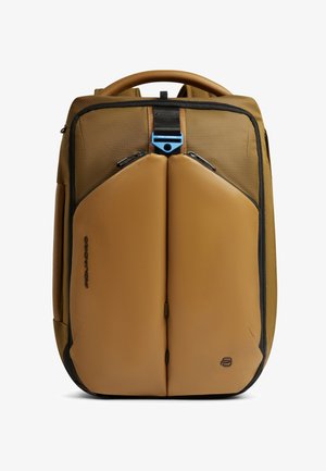 Bruine rugzak met twee voorvakken met rits, zwarte bies, bovenhandvat en een blauw gespdetail aan de bovenkant in het midden.