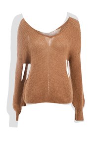 Pull à manches longues tricoté de couleur brun clair avec un col en V et une texture douce et duveteuse, présenté sur un fond blanc.