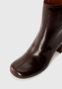 Chie Mihara MUKI - Bottines compensées - sucre choco