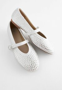 Next FOREVER COMFORT  MARY JANE REGULAR FIT - Balerínky s remienkom okolo členku - white
