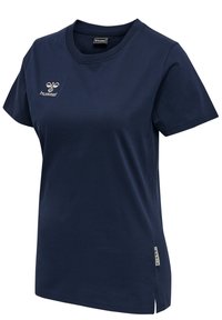 Navyblauwe katoenen t-shirt met korte mouwen, ronde hals, een logo op de voorkant en zijsplitten voor meer bewegingsvrijheid.