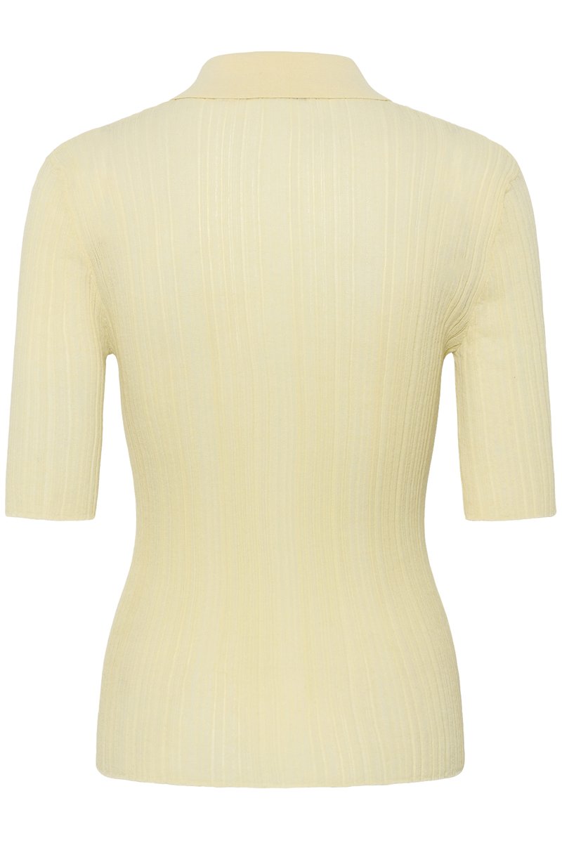Pull à manches courtes côtelé jaune clair avec un petit col, vu de dos.