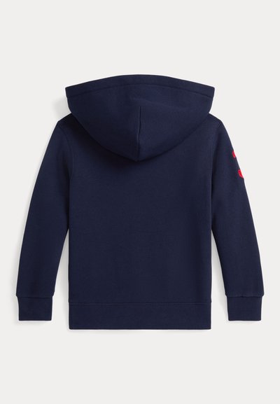 Sudadera azul marino hecha de una mezcla de algodón, con un bolsillo tipo canguro y acentos de logo rojo en la manga. Textura suave y diseño clásico.