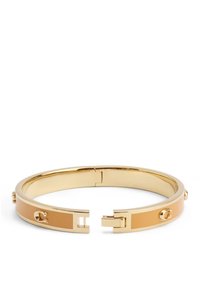 Bracciale in oro con una finitura liscia e lucida e una leggera curvatura. Presenta una chiusura sicura e dettagli in rilievo.