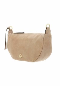 Bolso de mano de cuero beige con forma redondeada, detalles en hardware dorado, cierre con cremallera y un emblema decorativo en la parte frontal.