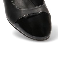 Zapato de cuero negro con punta redondeada y punta de charol brillante. Presenta costuras sutiles a lo largo del borde y una textura suave.