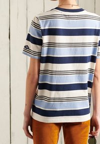 Kortärmad randig t-shirt i marinblå, ljusblå och vit med rundad halsringning; mjukt bomullsmaterial; avslappnad passform.