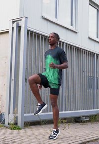adidas Performance BRLN 2IN1 OUTDOOR - Pantalones montañeros cortos - black/vivid green