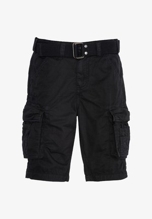 Pantalones cortos cargo negros con múltiples bolsillos con solapa y un cinturón negro trenzado con hebilla de metal.