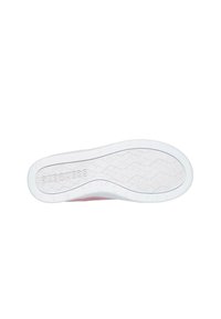 Suela de zapato Skechers en goma blanca con un patrón texturizado y el nombre de la marca en relieve; borde superior en color rosa visible a lo largo del borde.