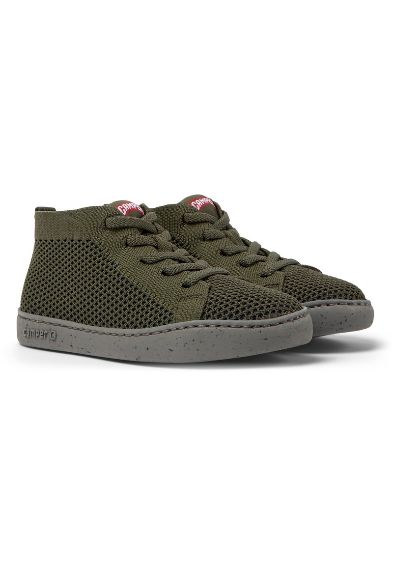 Grüne Netz-Hochtop-Sneaker mit grau gesprenkelten Sohlen und Schnürsenkeln. Verfügt über Markenetiketten auf der Zunge und strukturierte Seiten für Atmungsaktivität.