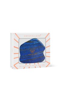 Gua sha in pietra preziosa 3D blu in una scatola bianca con dettagli in oro rosa, caratterizzato da un design a raggiera e il nome del marchio "CRYSTALLOVE" ben in vista.