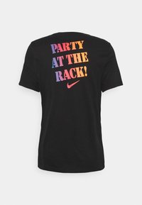 Svart t-shirt i bomull med flerfärgad text på ryggen: "PARTY PÅ STATIVE!" med en Nike-logotyp under. Korta ärmar.