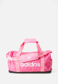Rosa duffel bag med sort bunn, med solide håndtak, glidelås og stor hvit adidas-logo på forsiden. Teksturert mønster på materialet.