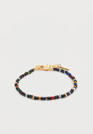 Náramok z korálok s malými čiernymi, farebnými korálkami a zlatými akcentmi, s pozlátenou karabinou a obdĺžnikovým príveskom.
