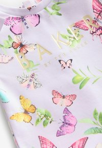 Korte mouw paarse top met een vlinder- en bloemprint. Gouden "BAKER by TED BAKER" tekst in het midden. Zachte, gestructureerde stof.