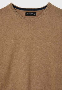 Pull en maille marron avec un col ras du cou. Présente une texture douce et une étiquette marquée "CALLIOPE" en taille L. Accentué par un col intérieur bleu foncé.