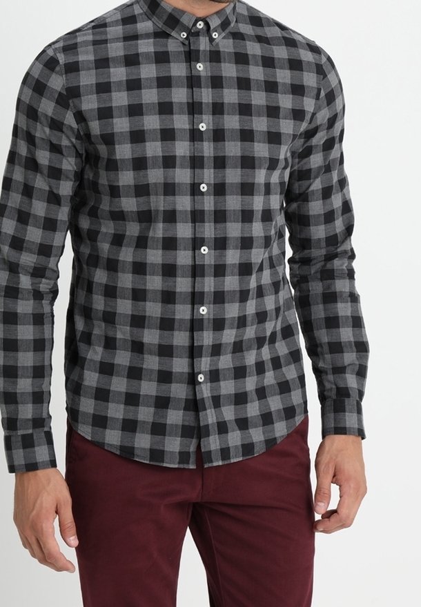 Zwart en grijs geruite knopshirt met lange mouwen, aangevuld met een ronde kraag en witte knopen, gedragen over maroon broeken.