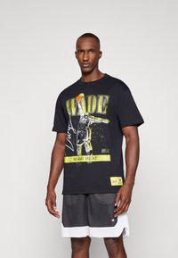Mitchell & Ness POP PLAYER TEE VINTAGE LOGO - Klubové oblečení - black