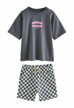Dunkelgraues T-Shirt mit kurzen Ärmeln und pinkem Aufdruck "SURFERS PARADISE Catch A Wave" sowie schwarz-weiß karierten Shorts mit Kordelzug.