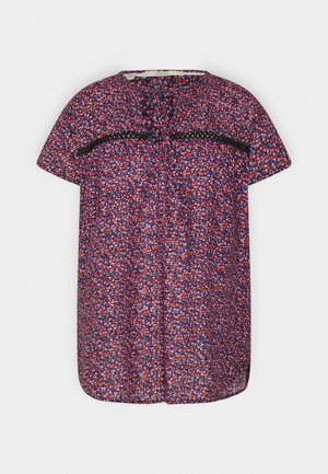 Bloes met korte mouwen in een bloemenprint, met een blauw, rood en witte patroon. Zwarte kantafwerking over de borst en een ronde halslijn.