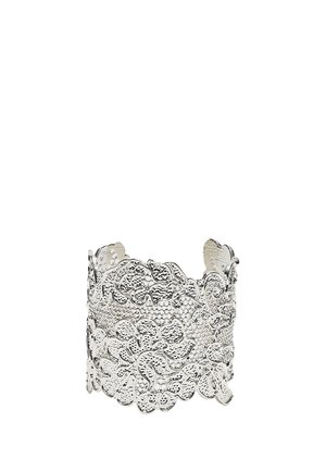 Silbernes Manschettenarmband mit floralen Spitzen-ähnlichen Ausschnittmustern und strukturierter Oberfläche, offenes Design für verstellbare Passform.