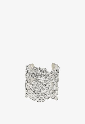 Silbernes Manschettenarmband mit floralen Spitzen-ähnlichen Ausschnittmustern und strukturierter Oberfläche, offenes Design für verstellbare Passform.