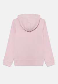 Felpa con cappuccio di colore rosa chiaro, caratterizzata da una consistenza morbida, maniche lunghe e polsini e orlo a costine. La vista posteriore mostra un design semplice e privo di decorazioni.