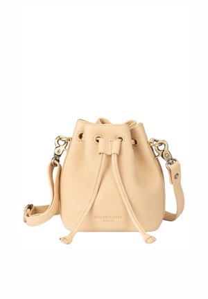 Kleine beigen Ledereimer-Tasche mit Kordelzugverschluss und verstellbarem Schulterriemen, vorne mit der Marke "Holzrichter Berlin" geprägt.